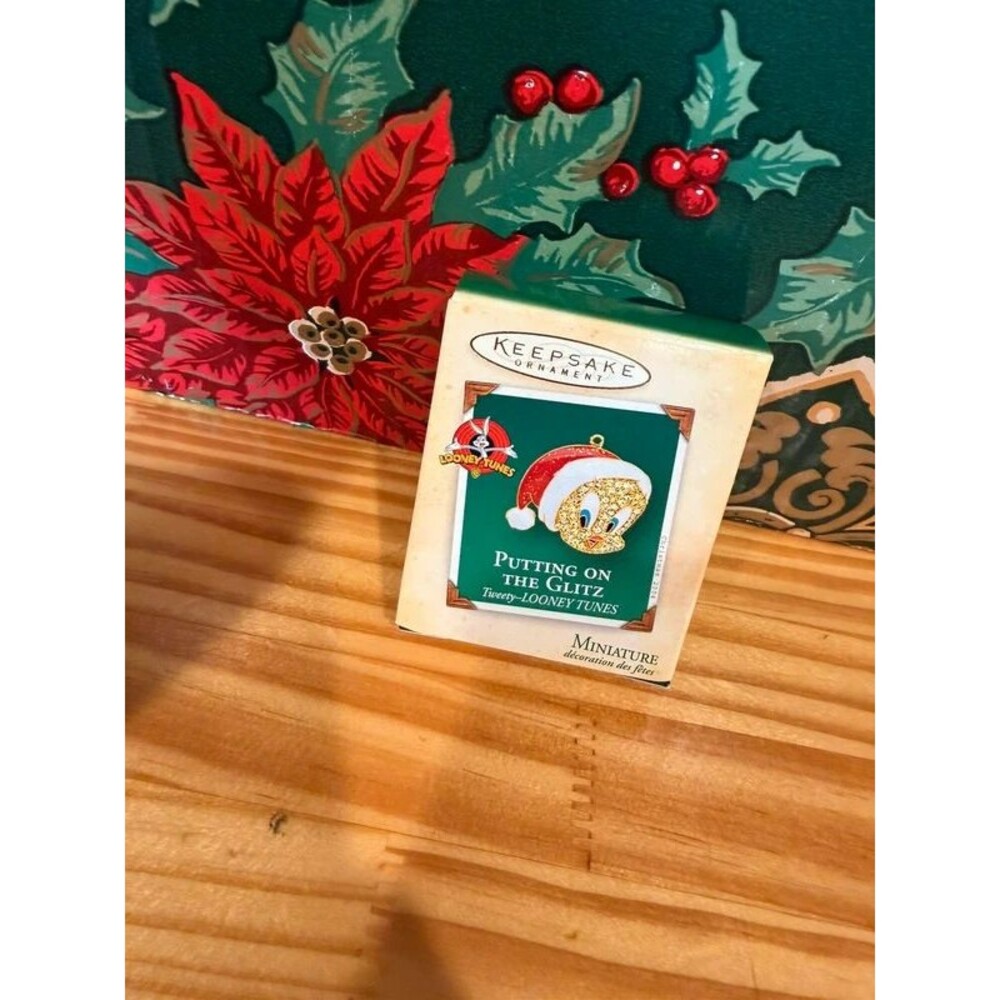 Hallmark 2004 Tweety Putting on the Glitz Miniature Metal Ornament Looney Tunes
